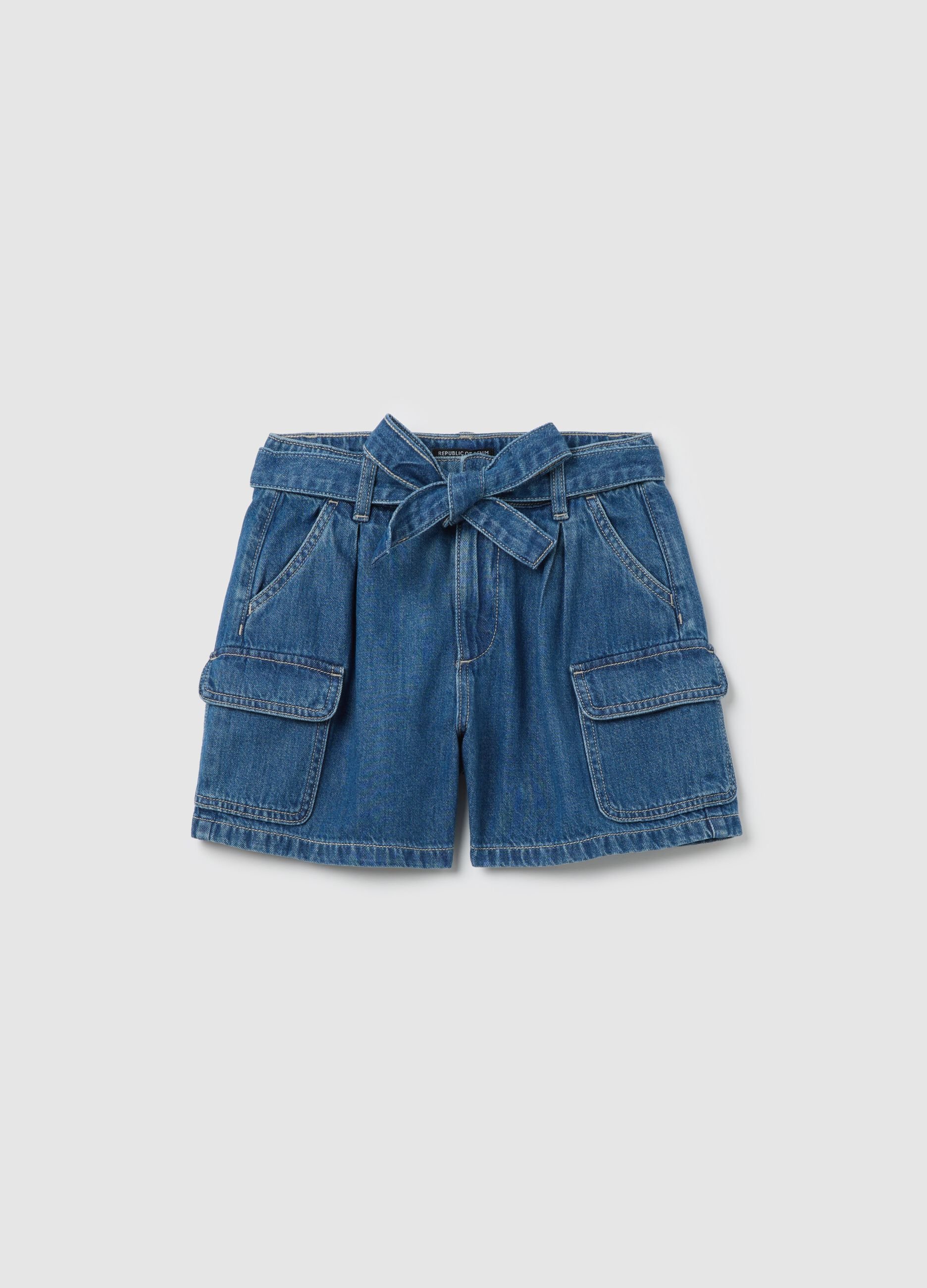 Blue cargo shorts in denim with pockets