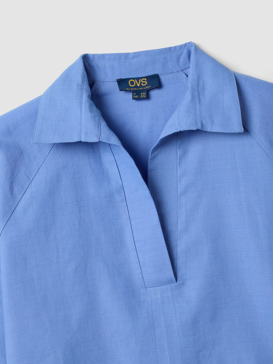 Top azzurro in puro cotone con scollo a V_1