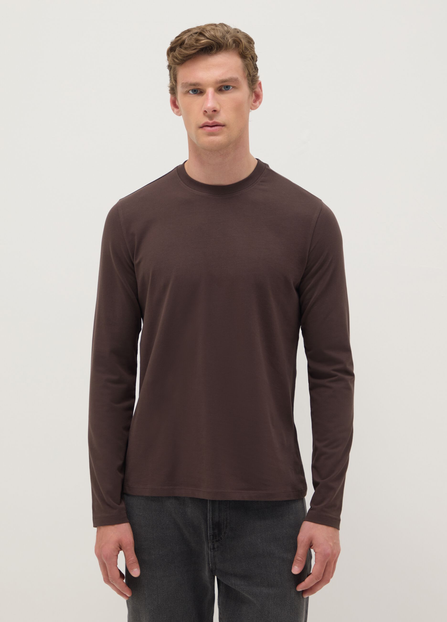 T-shirt marrone a maniche lunghe in cotone elasticizzato regular fit