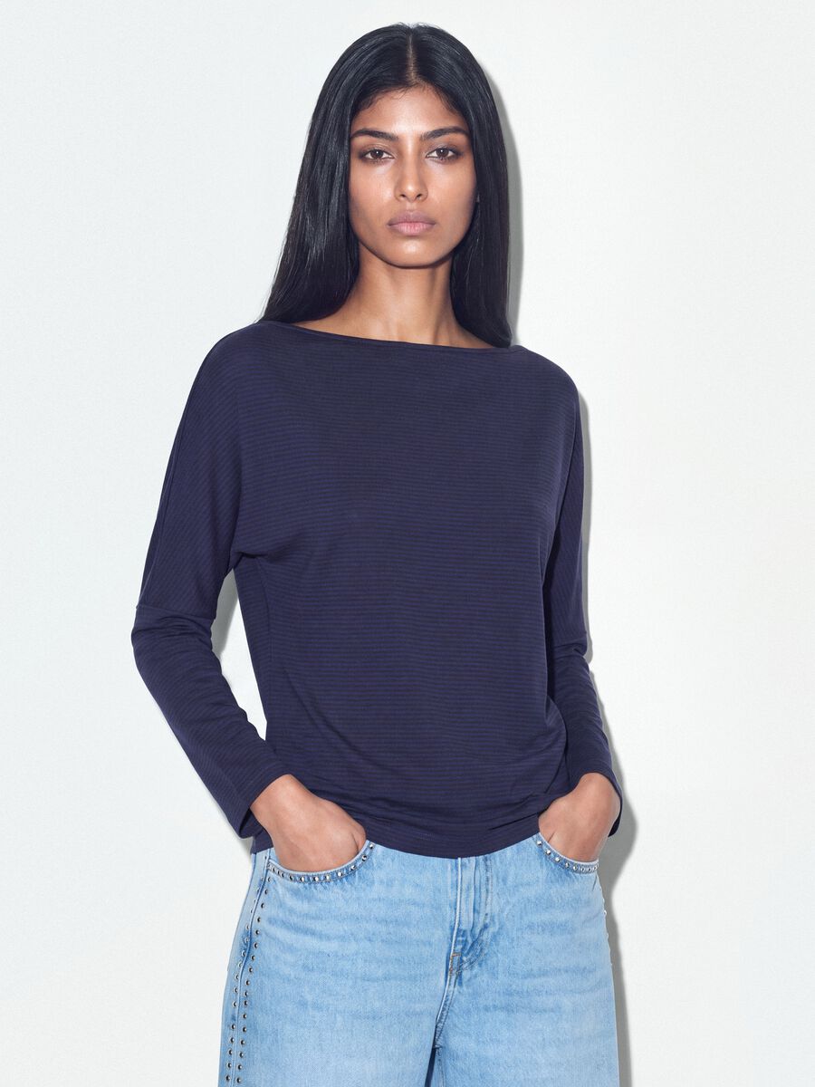 T-shirt blu in viscosa elasticizzata con scollo a barchetta_0