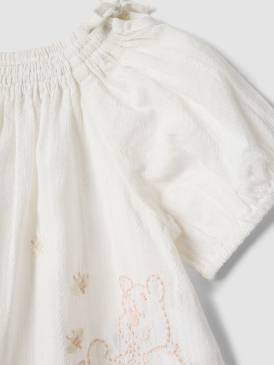 Set bianco in puro cotone con blusa e shorts con ricamo Winnie The Pooh_2