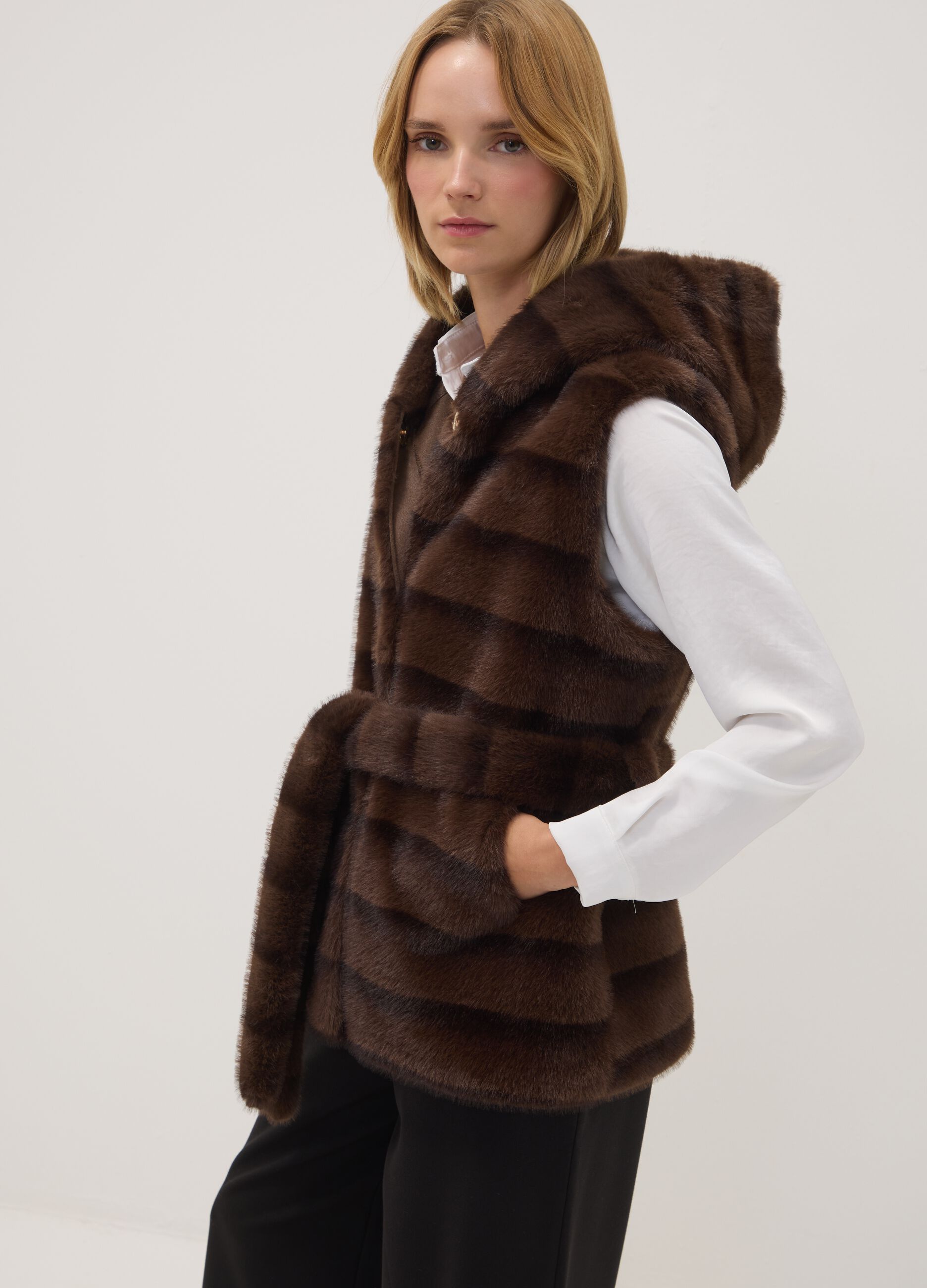 Gilet lungo marrone con cintura