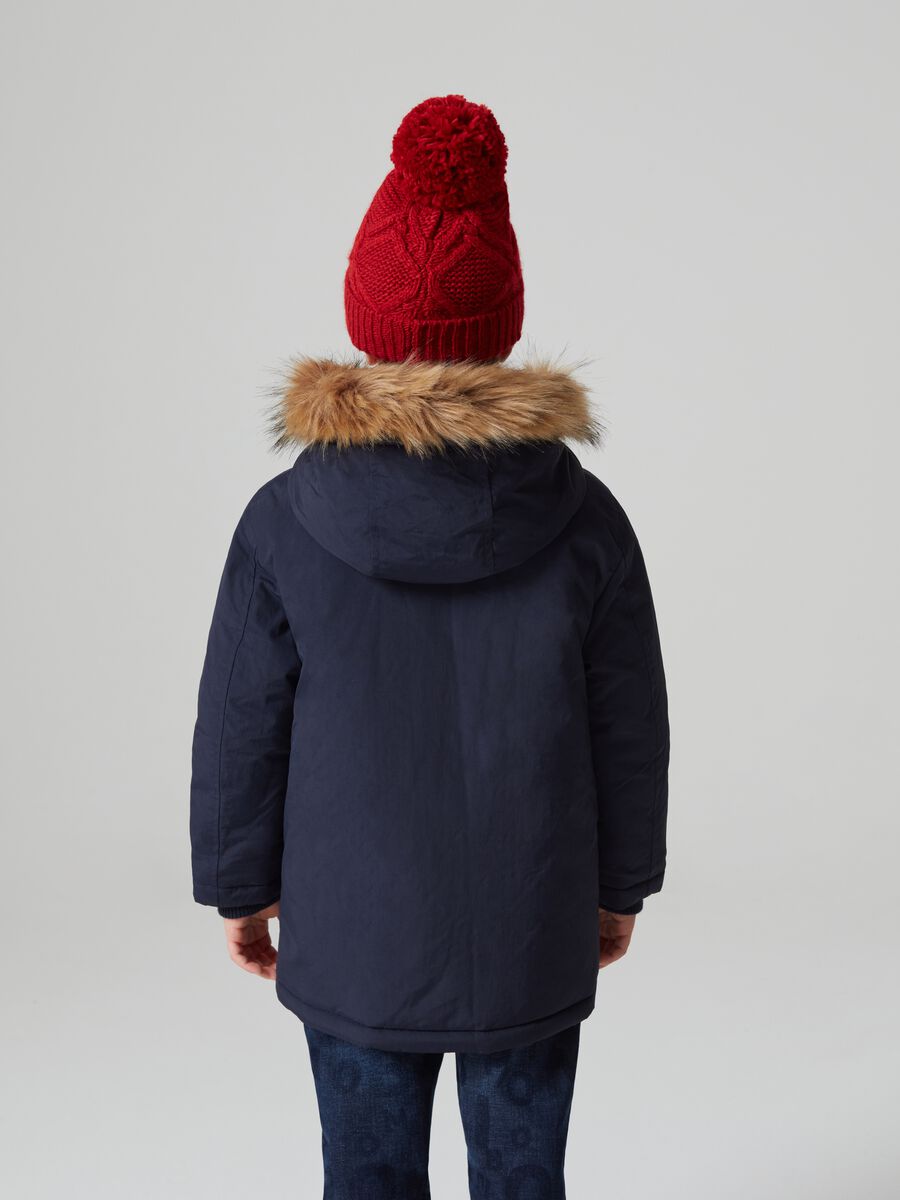 Parka con cappuccio in eco pelliccia_2