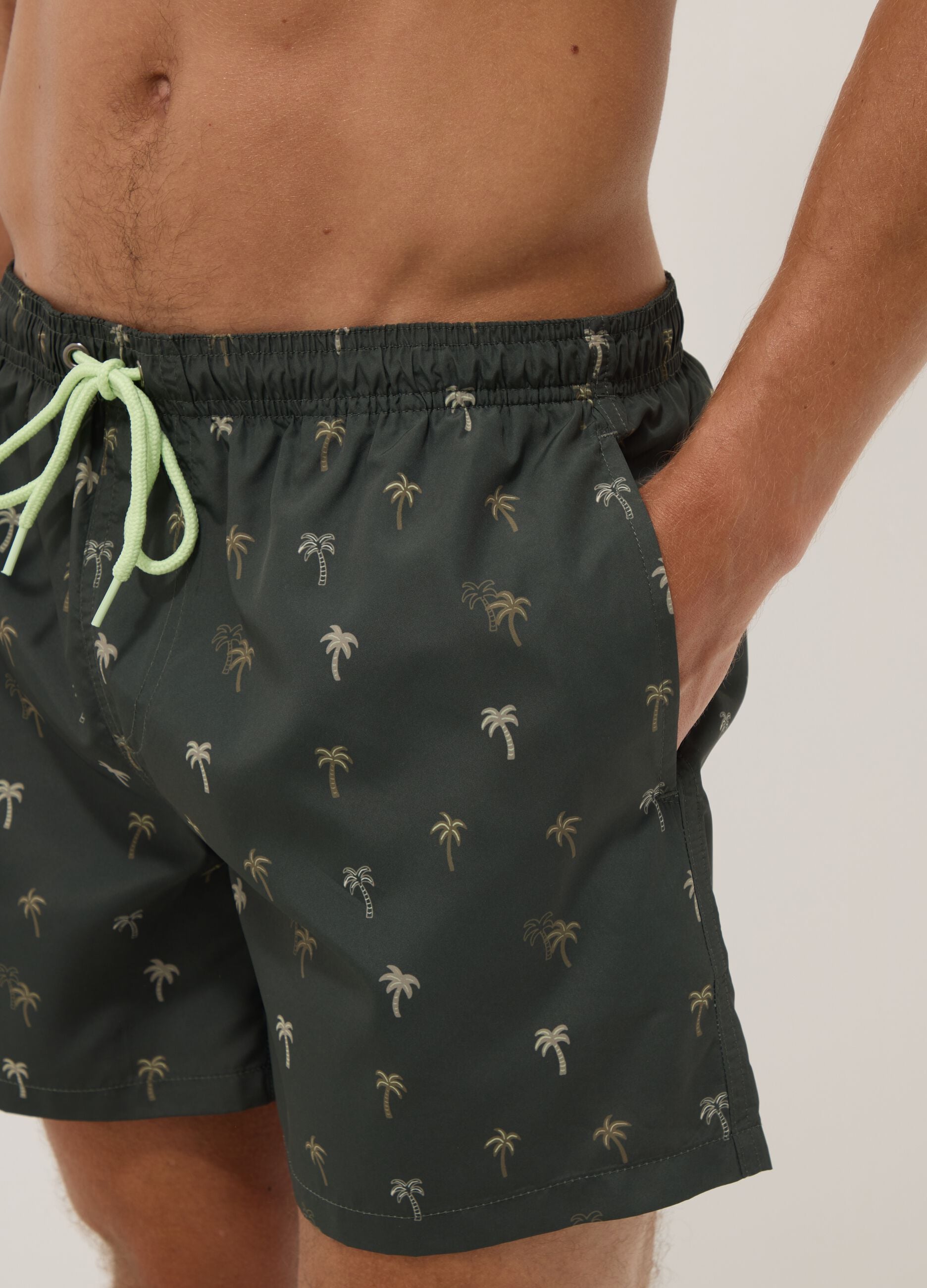 Costume boxer verde con stampa palme