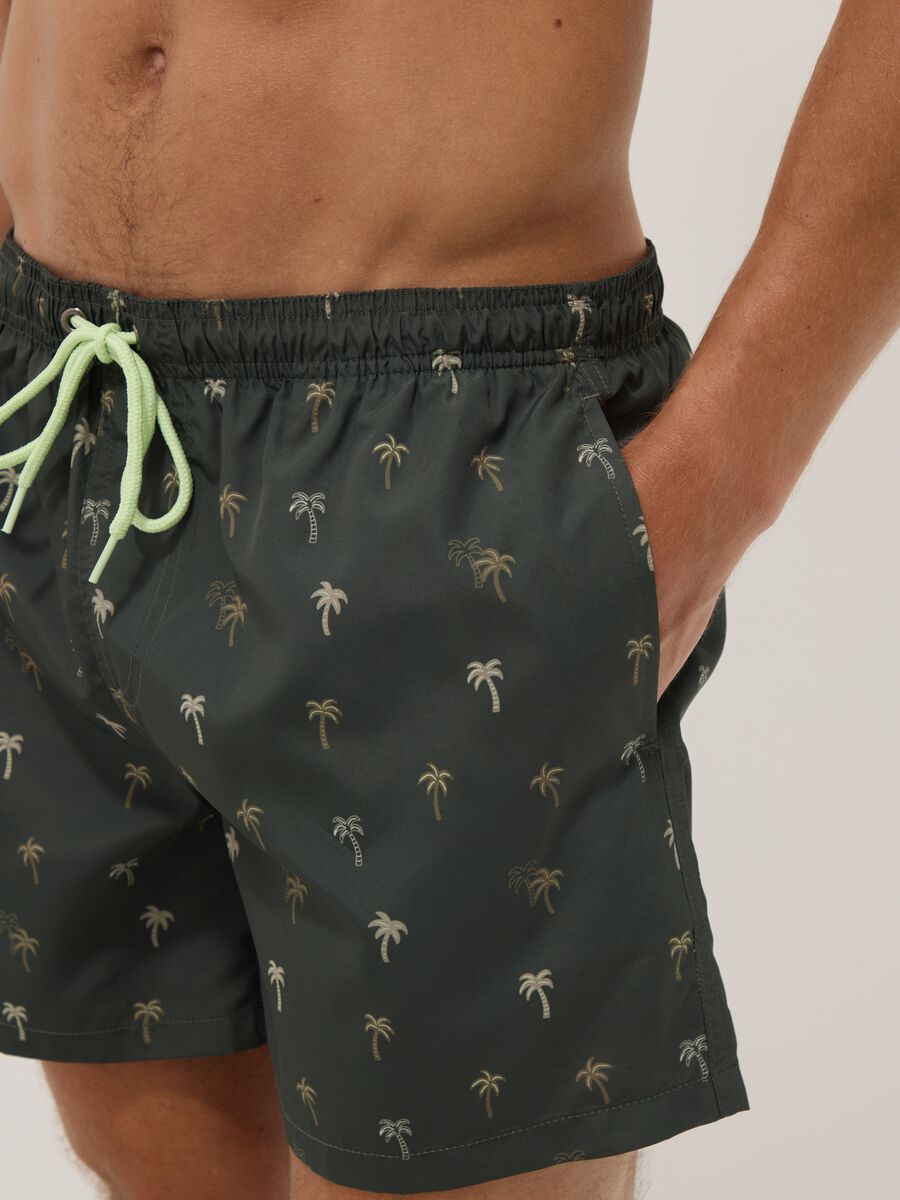 Costume boxer verde con stampa palme_3