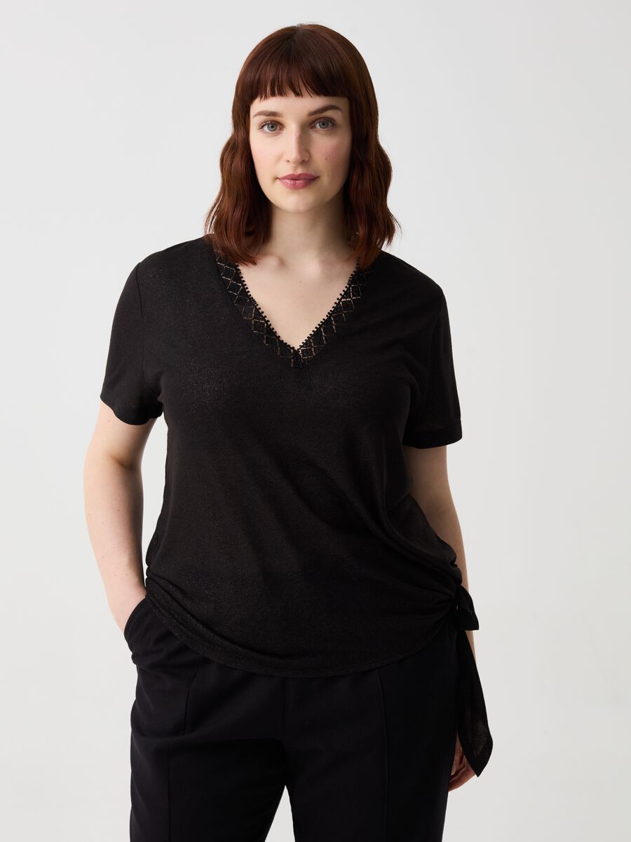 Curvy T-shirt with V neck and ethnic edging_0
