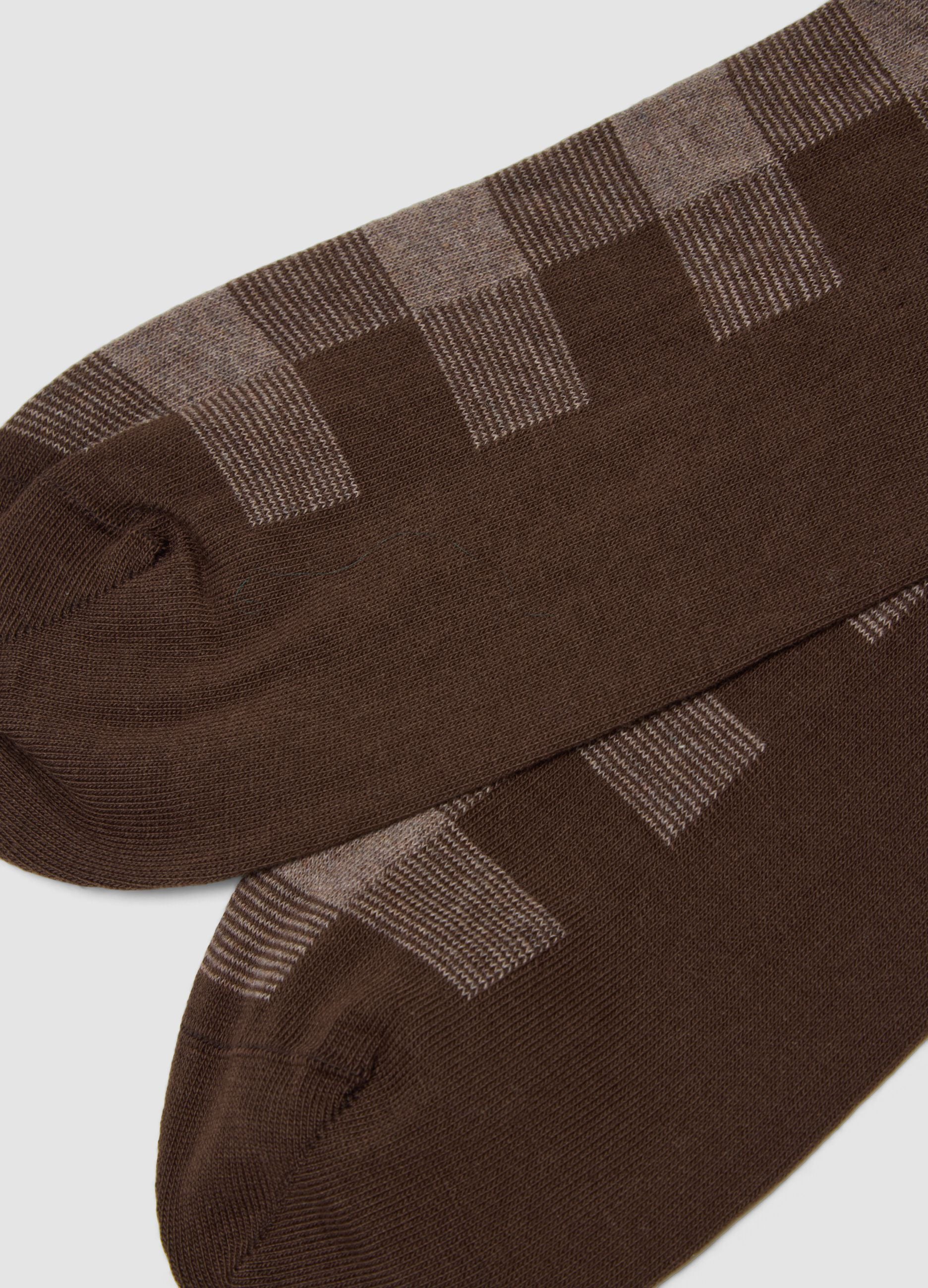Brown short socks in stretch cotton with check pattern