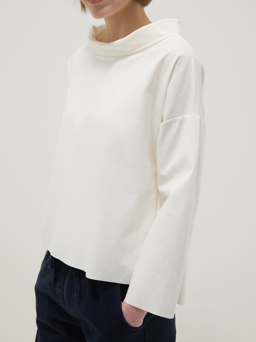 Maglia in misto cotone elasticizzato bianca regular fit con collo ampio_3