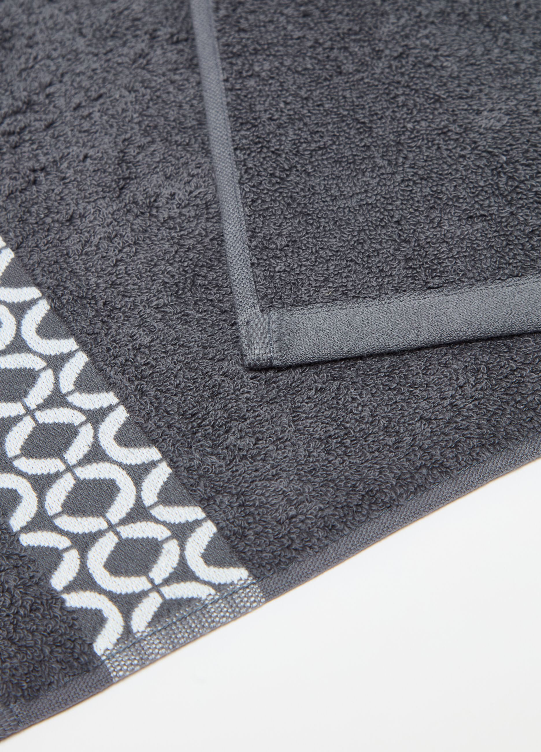 Guest towel with dots patterned trim