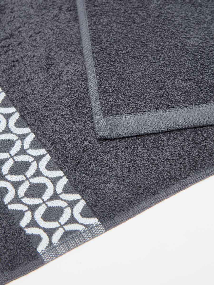 Guest towel with dots patterned trim_2