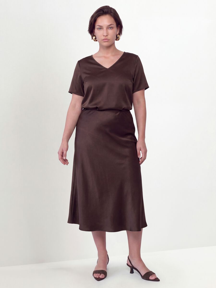 Blusa satinata marrone in tessuto elasticizzato con scollo a V regular fit_2