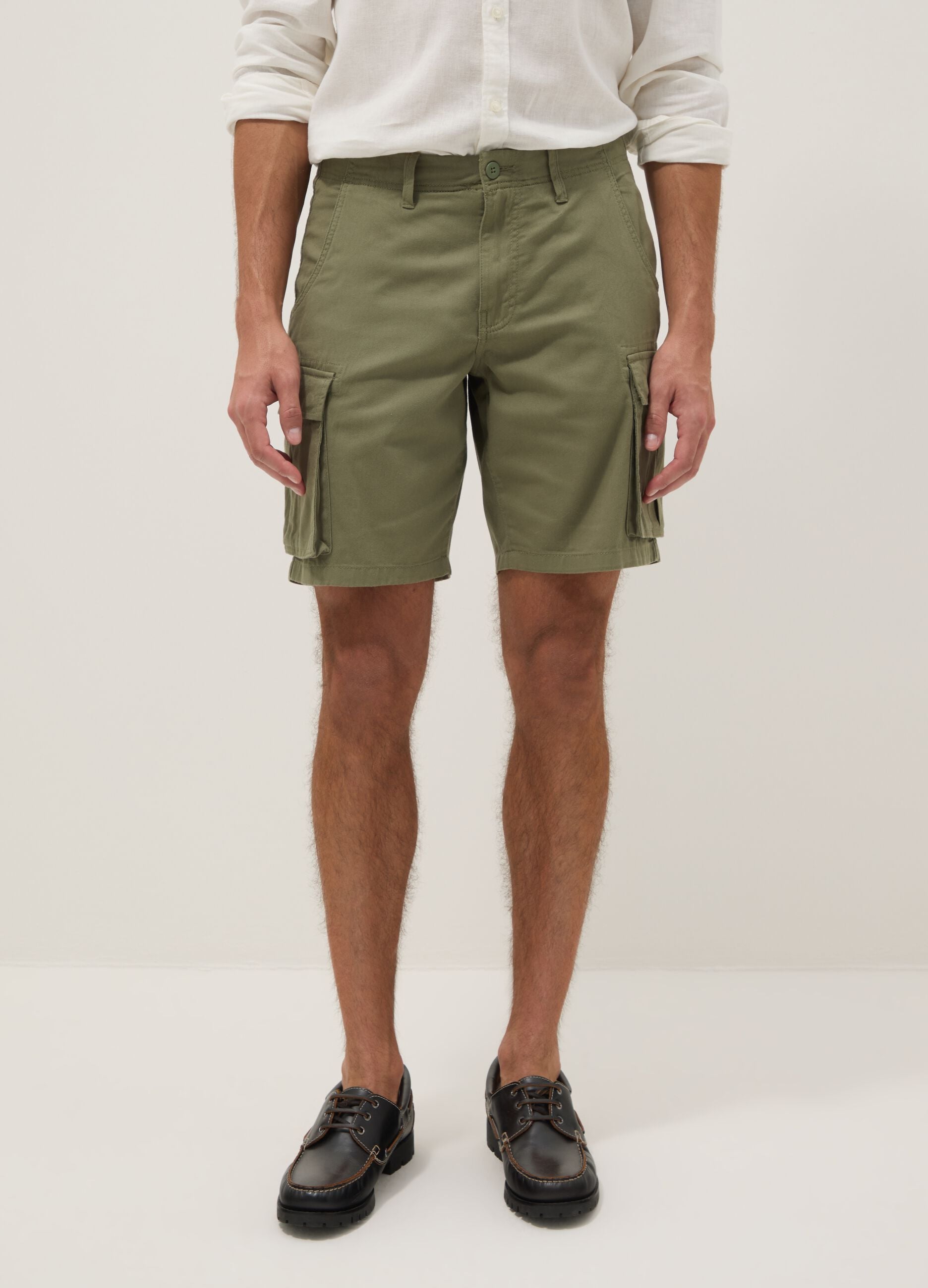 Green cotton cargo shorts in a regular fit
