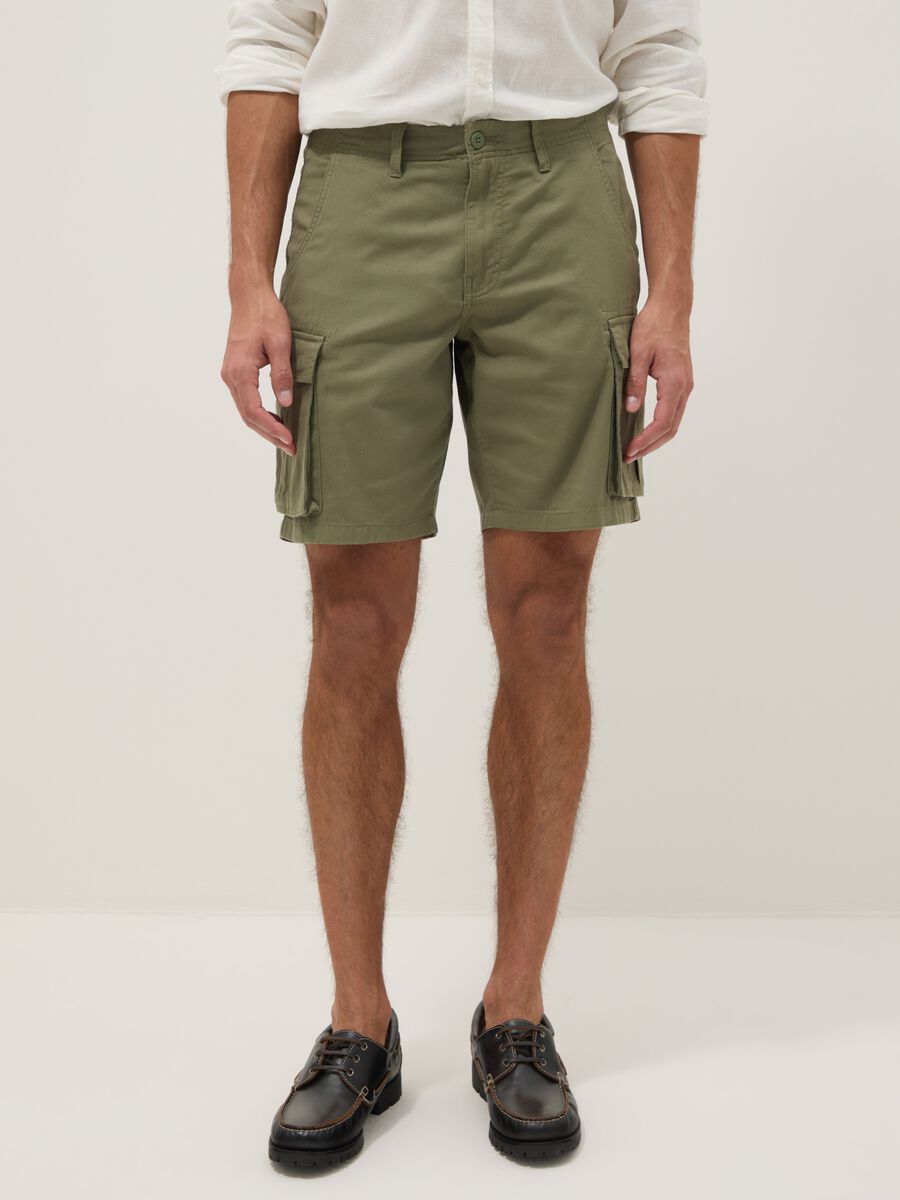 Green cotton cargo shorts in a regular fit_1
