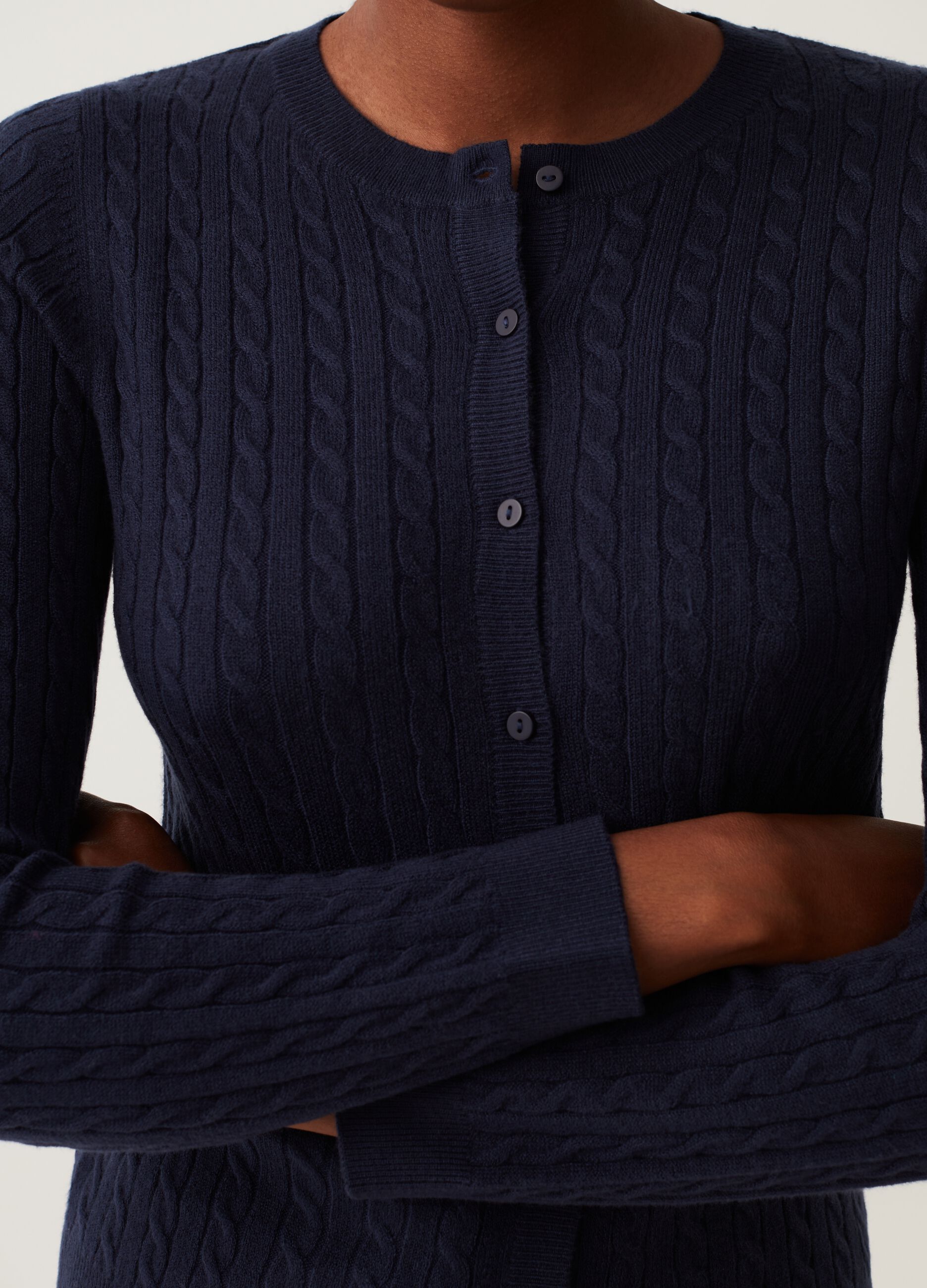 Cardigan con lavorazione a trecce_3