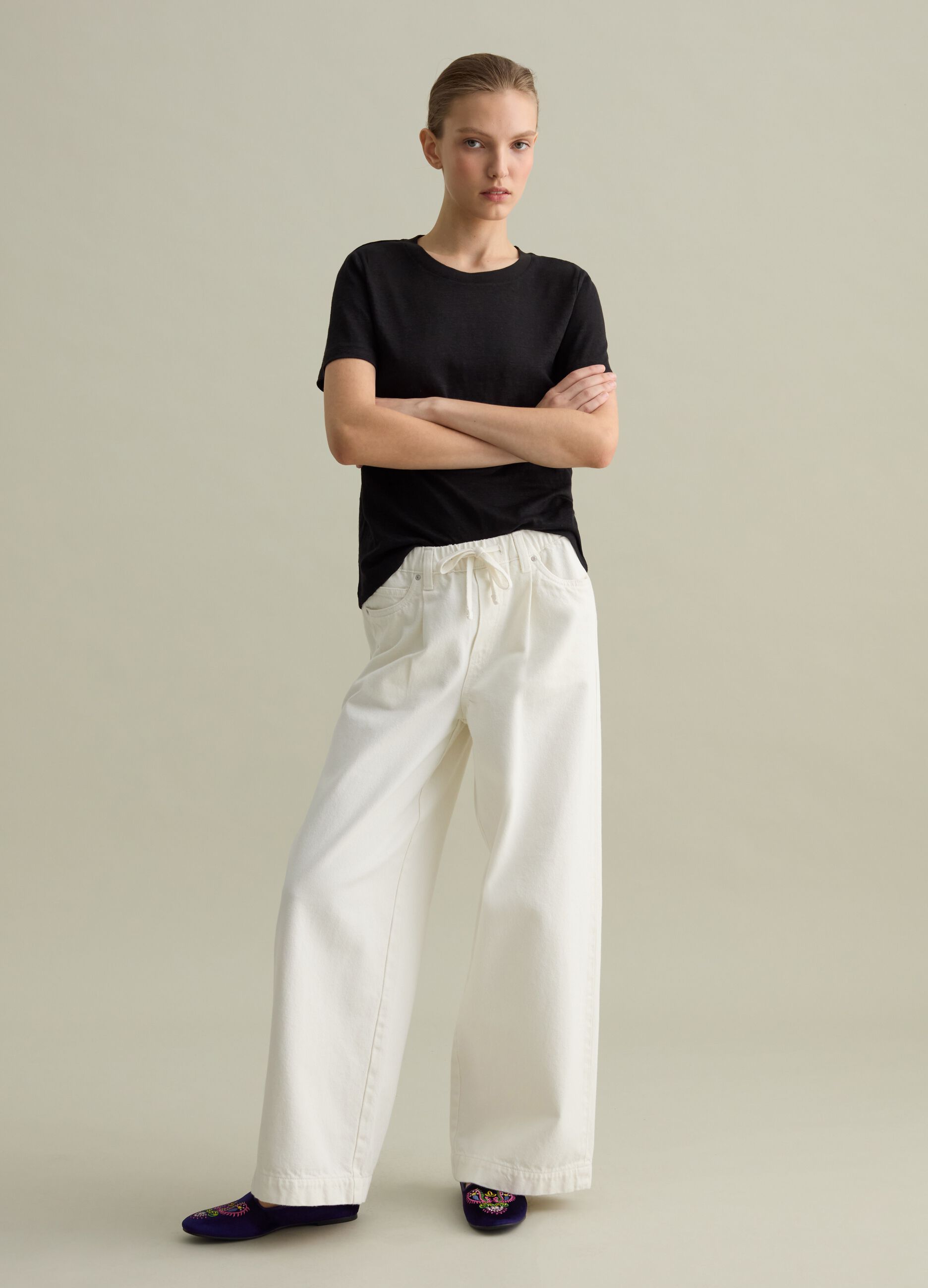 Short-sleeved T-shirt in black linen