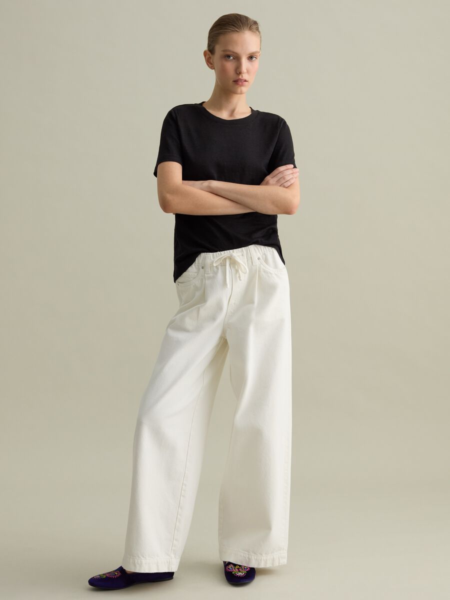 Short-sleeved T-shirt in black linen_1