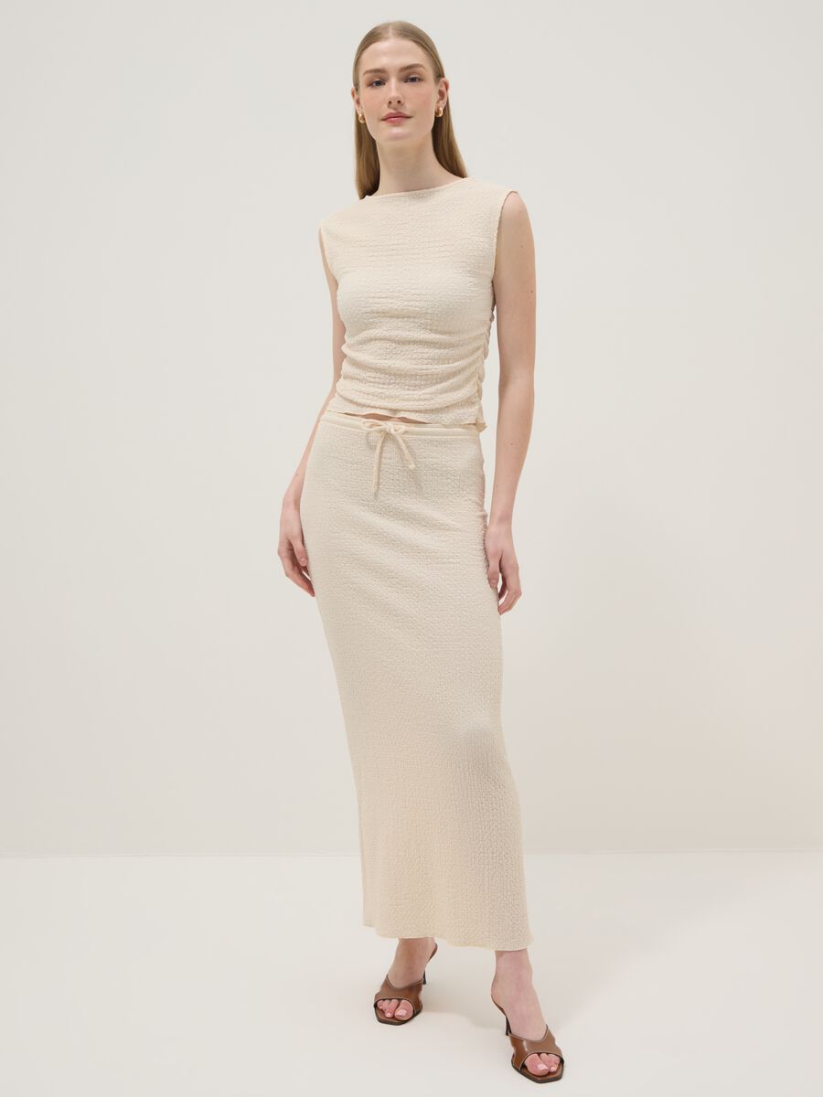 Gonna lunga beige in tessuto elasticizzato con texture mossa_0