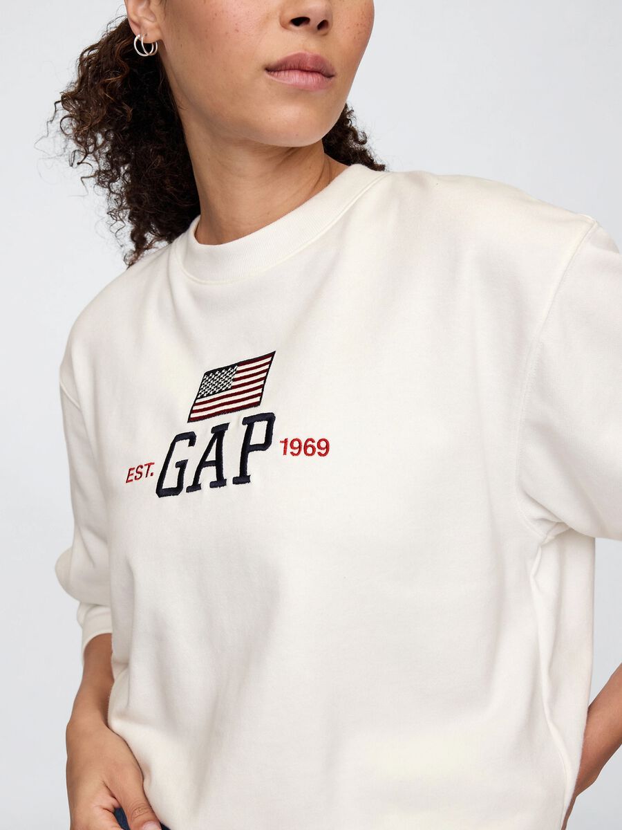 White sweatshirt with logo_3