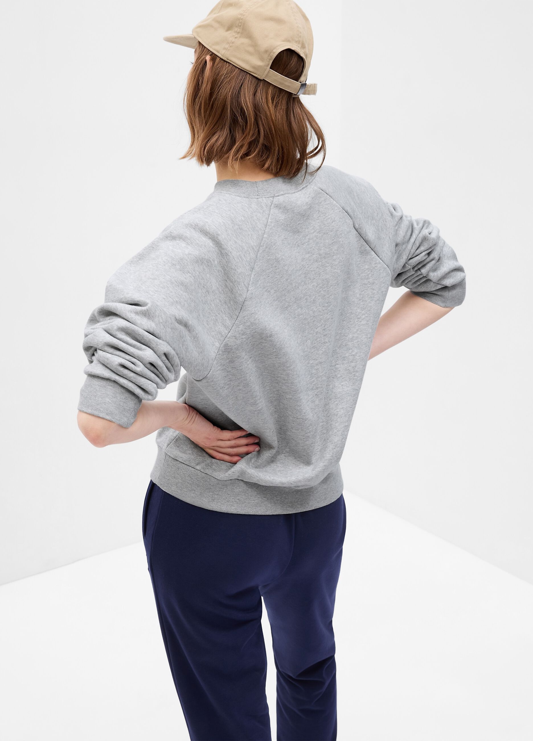 Round-neck sweatshirt with raglan sleeves