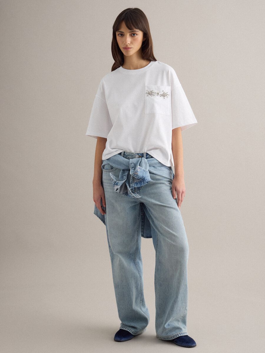 T-shirt in misto cotone bianco relaxed fit con taschino decorato_2