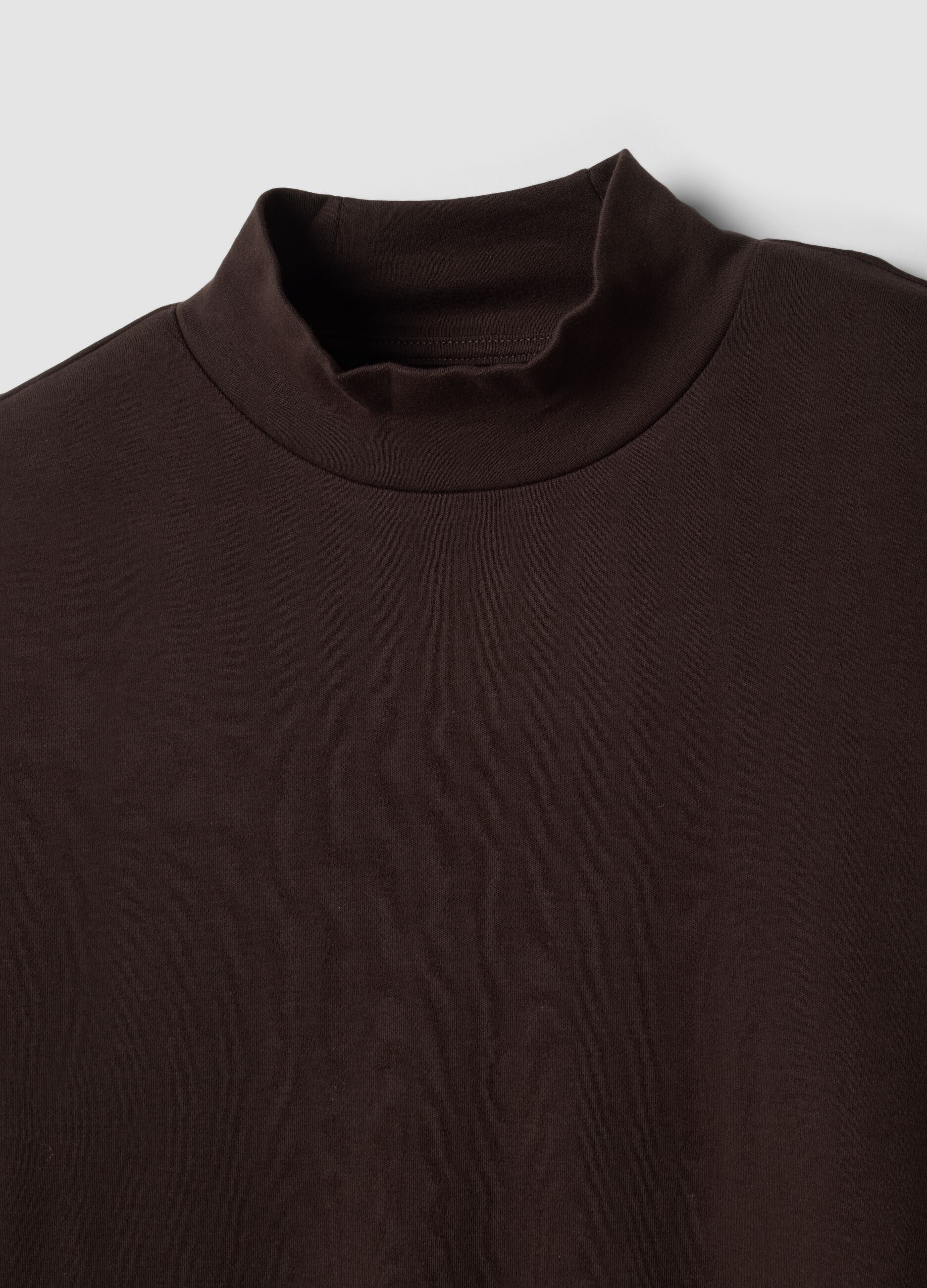 T-shirt marrone in puro cotone con collo rialzato strutturato