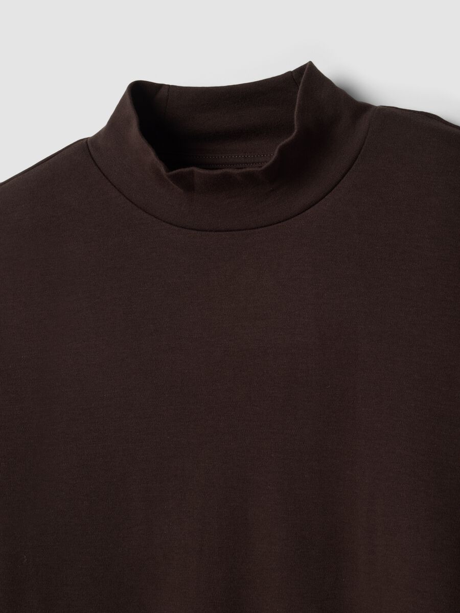 T-shirt marrone in puro cotone con collo rialzato strutturato_1