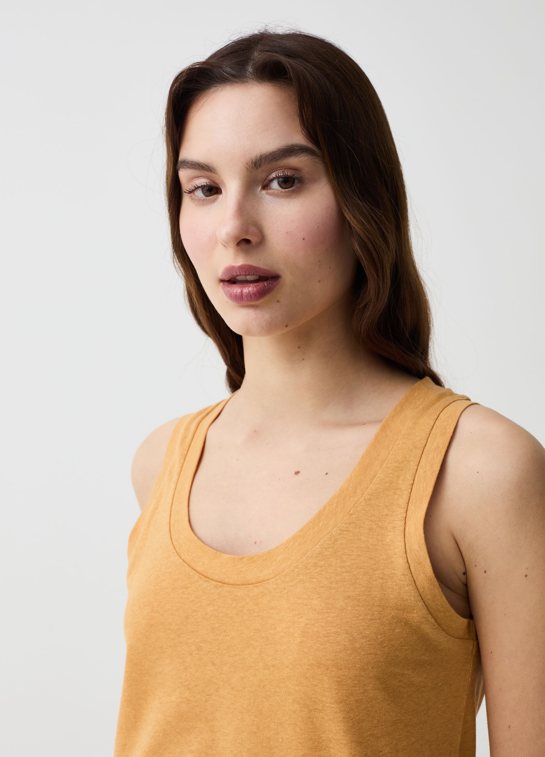 Cotton and linen tank top with round neck