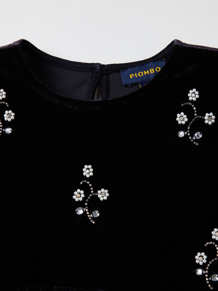 Abito in ciniglia con fiori di strass_5