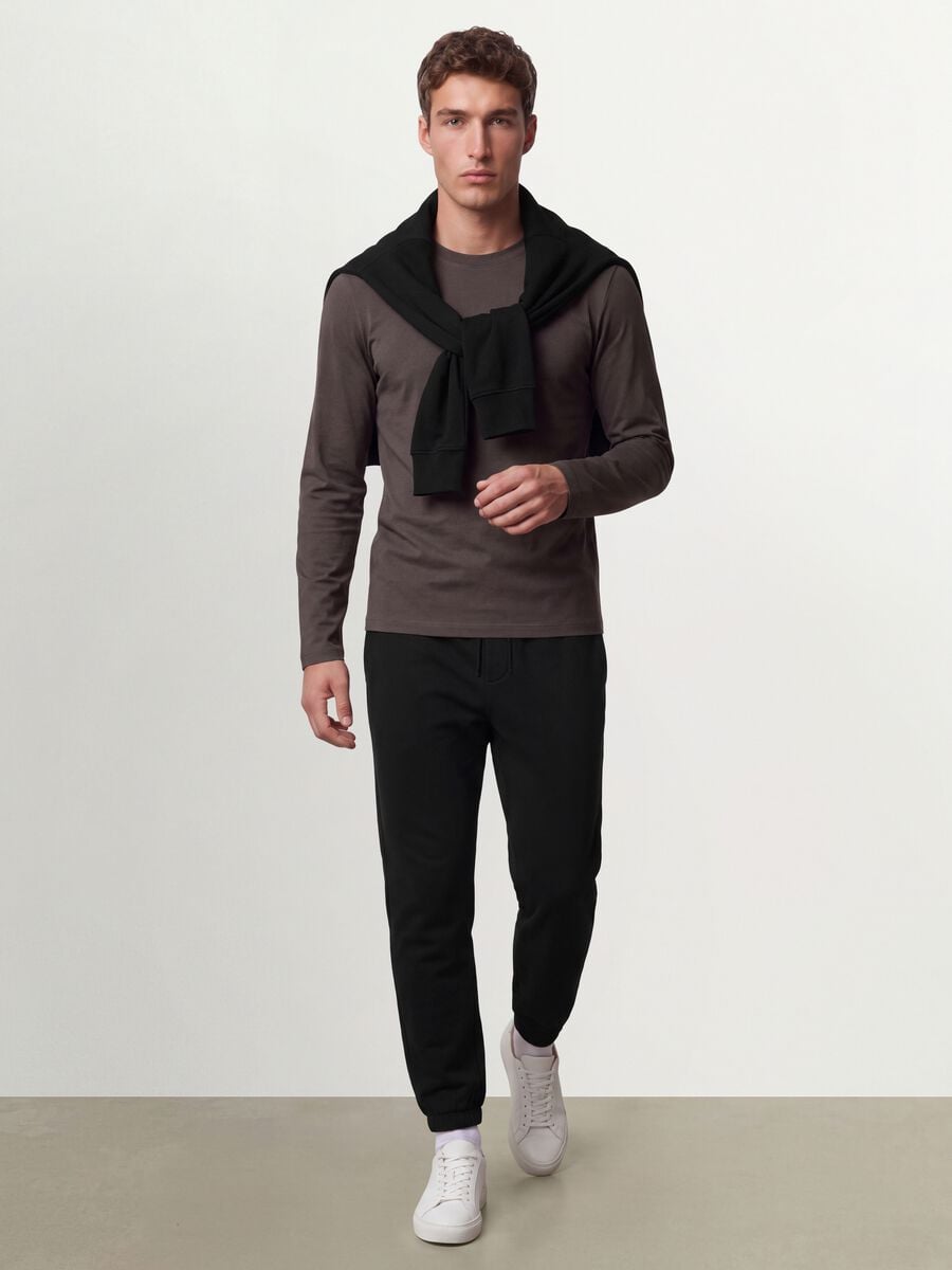 T-shirt grigia a maniche lunghe in puro cotone organico con girocollo_1