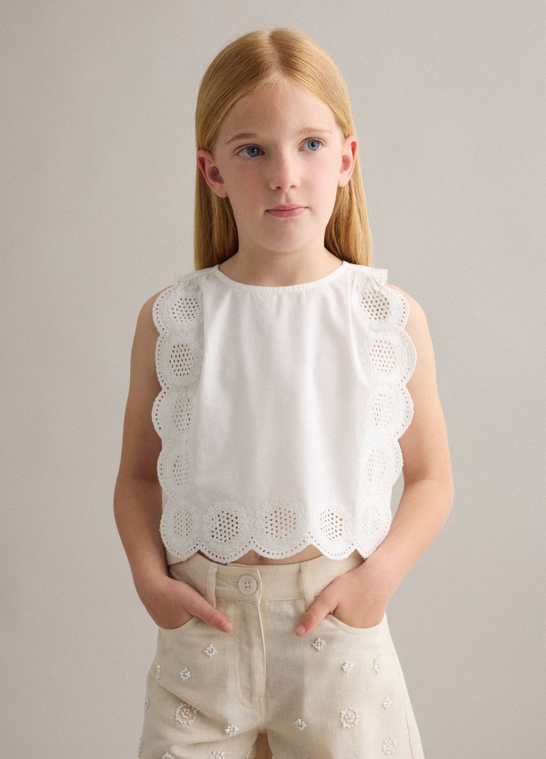Top bianco in puro cotone con bordo smerlato