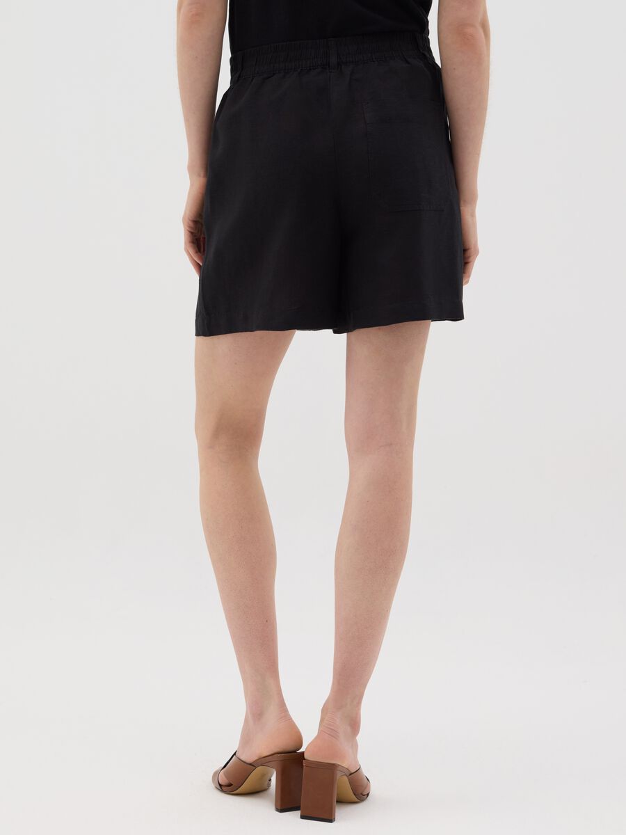 Women's black regular-fit shorts in linen and viscose blend_2