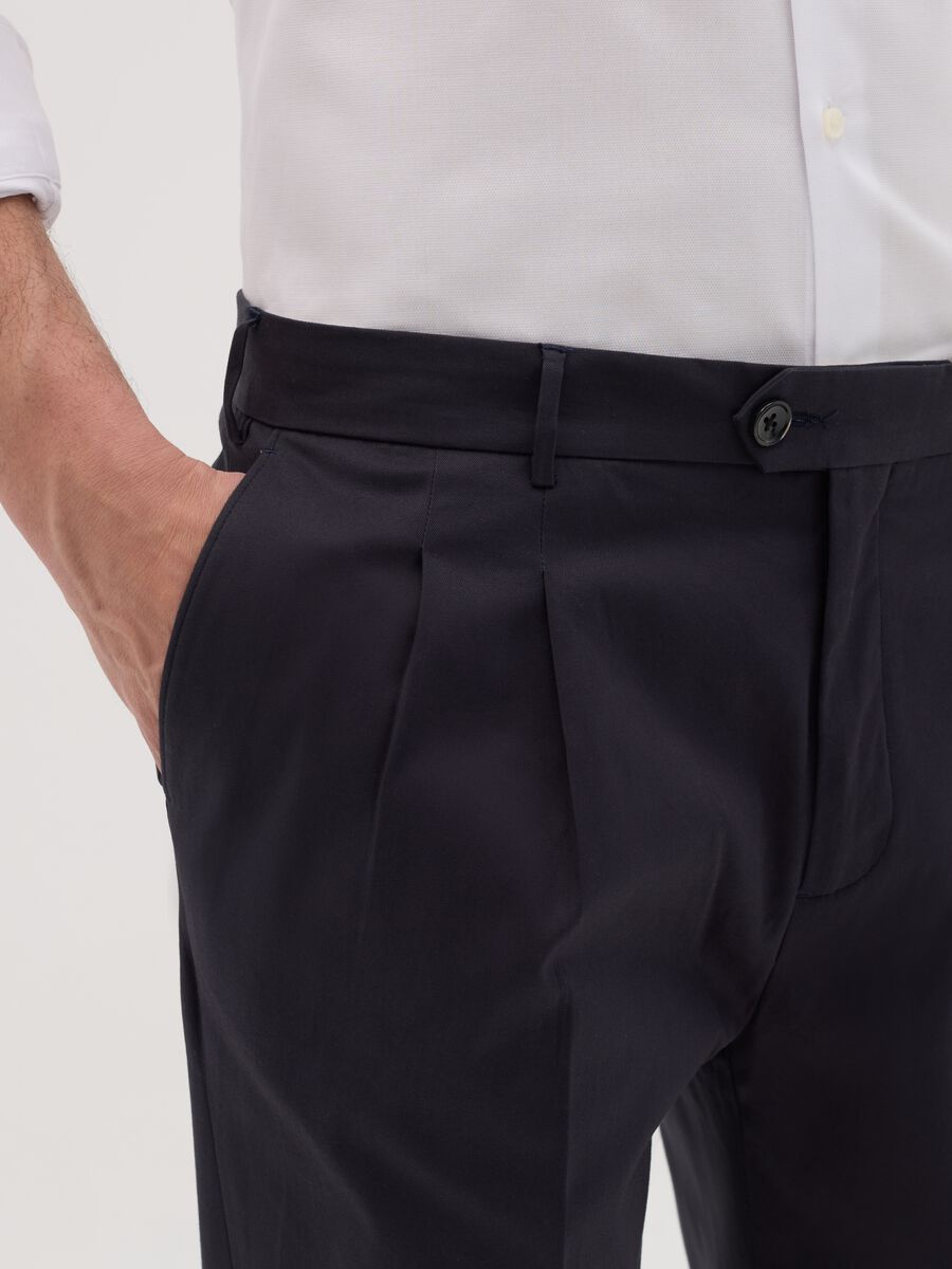 Men’s trousers in blue stretch cotton with carrot fit_2