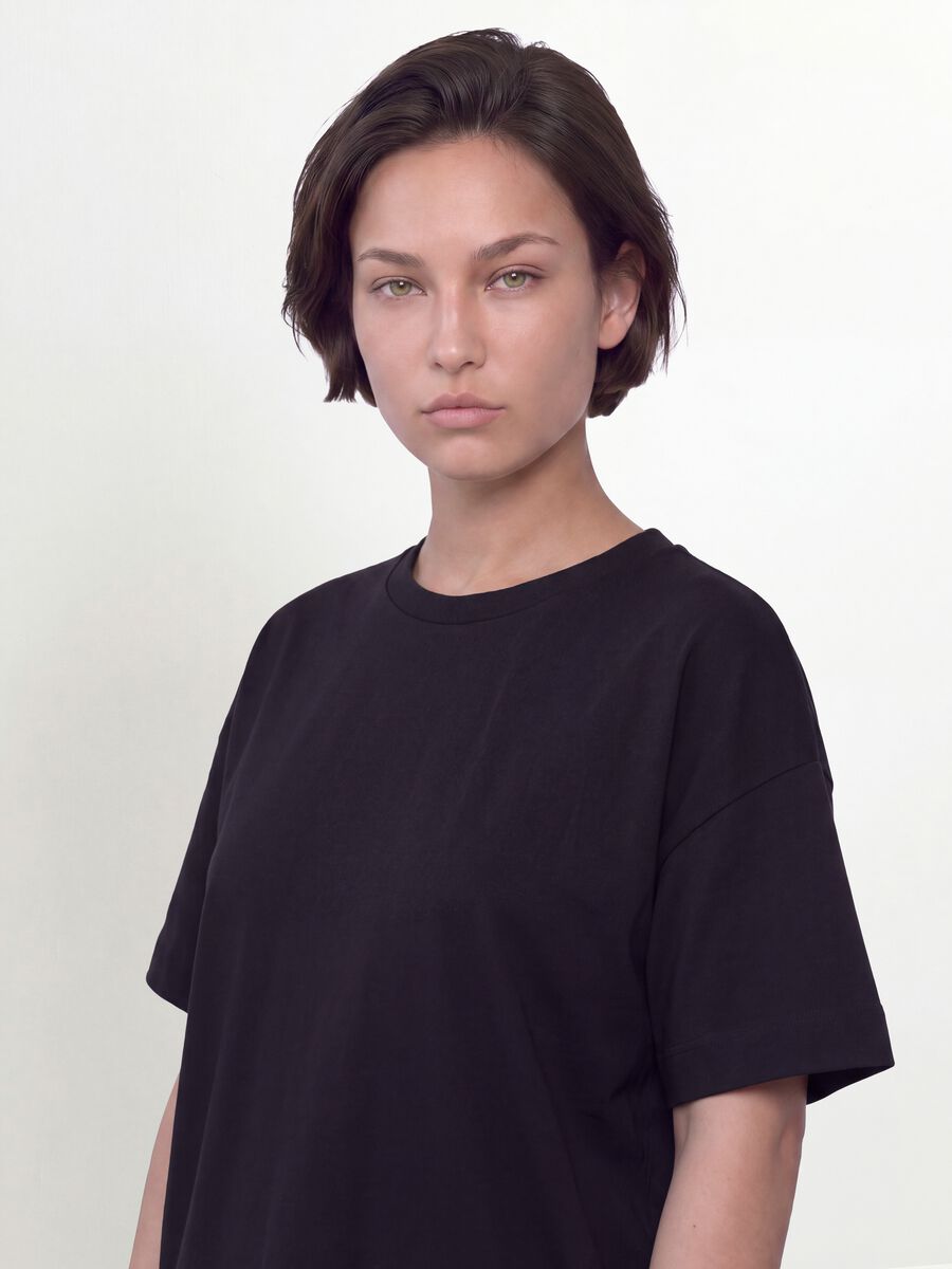 T-shirt girocollo nera in misto cotone e modal elasticizzato regular fit_0