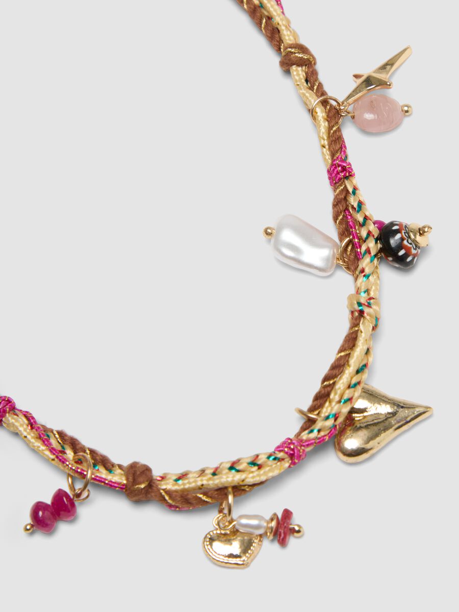 Multicolour necklace with gold-tone charms_2