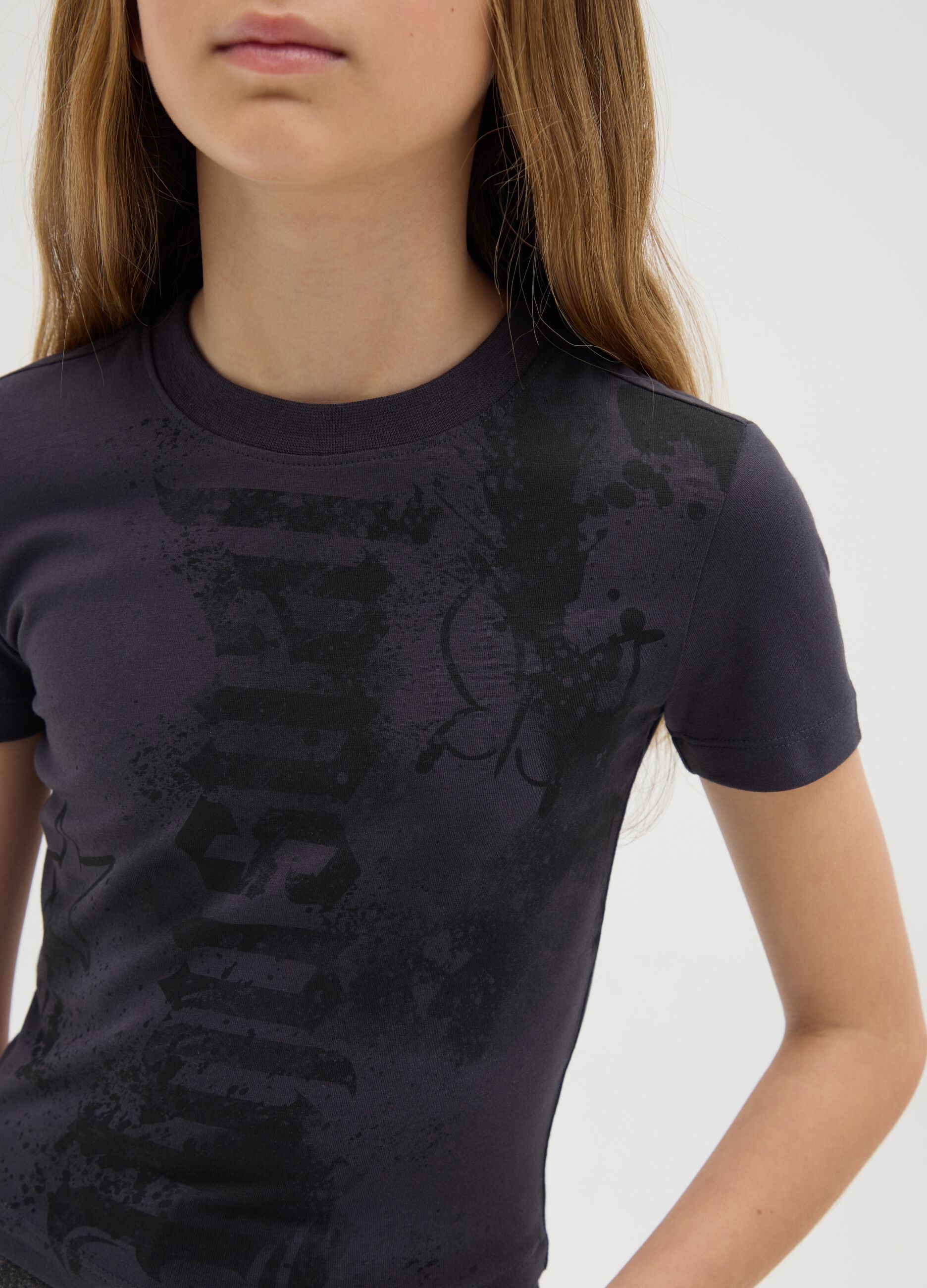 T-shirt da ragazza in cotone elasticizzato nero fitted