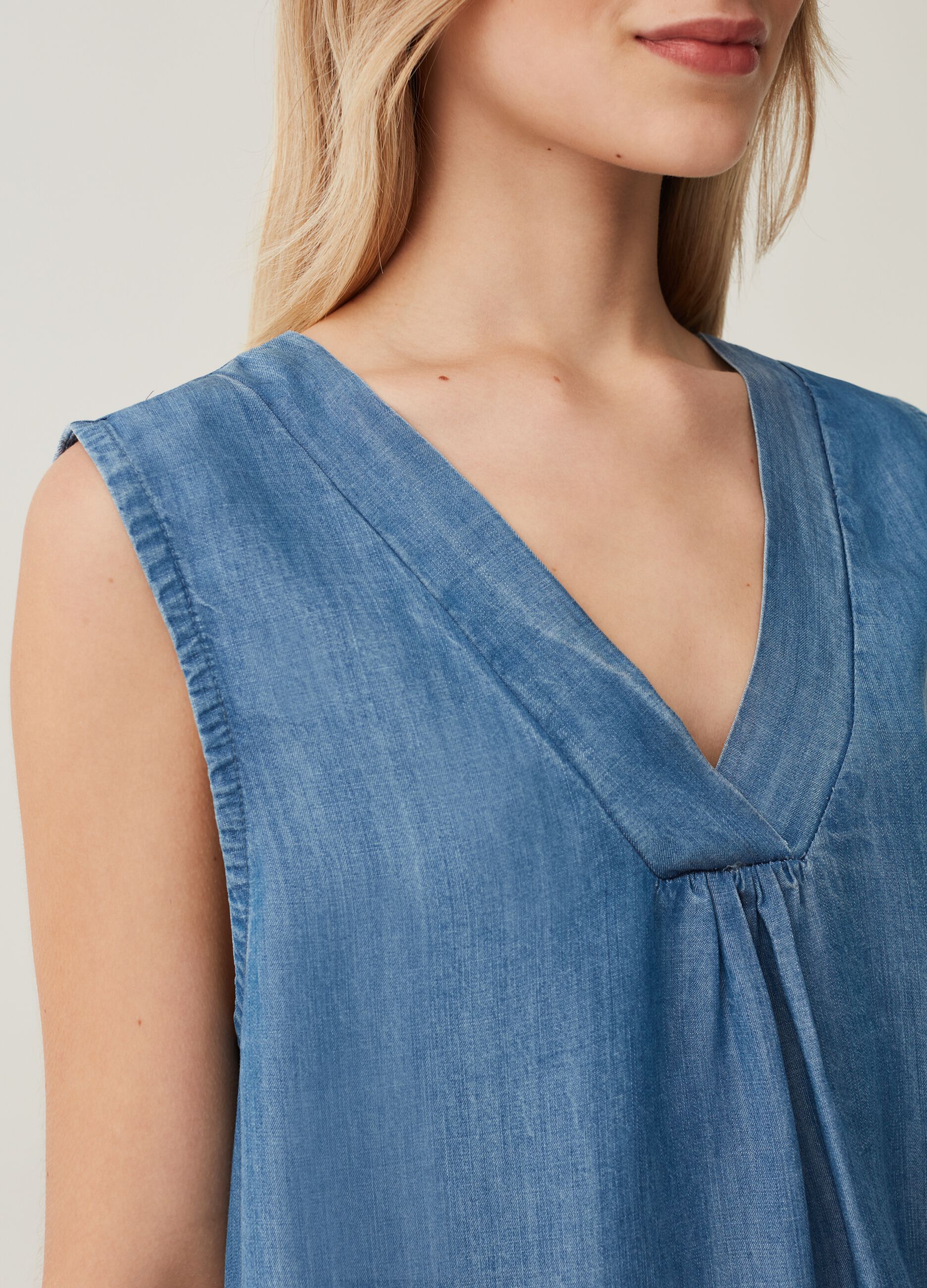 Blusa smanicata in denim Hybrid_3