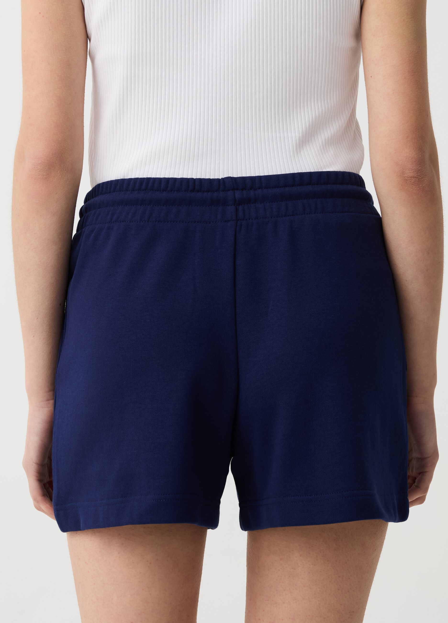 Essential shorts with raised stitching