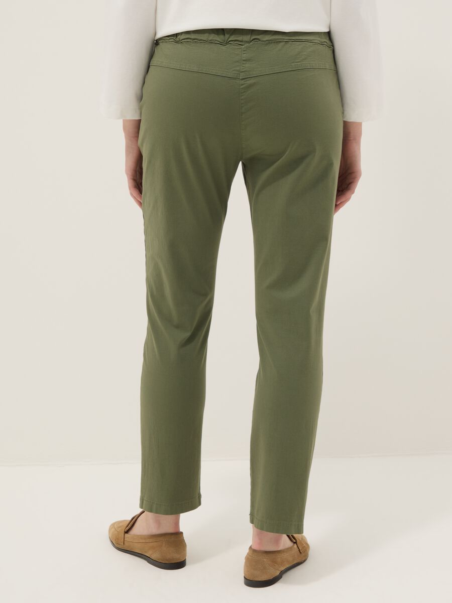 Pantaloni verdi in cotone elasticizzato con coulisse_2