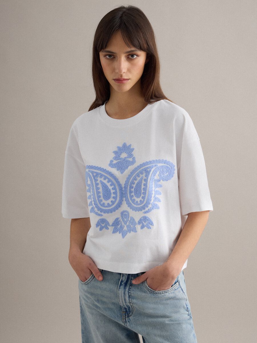 T-shirt in puro cotone bianca relaxed fit con motivo paisley_1