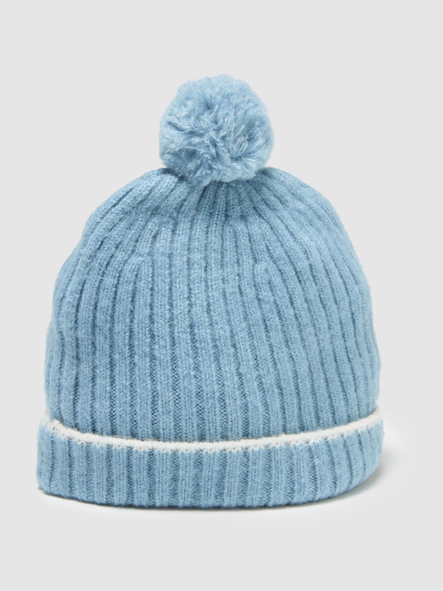 Cappello azzurro da neonato con pompon e dettagli a righe_2