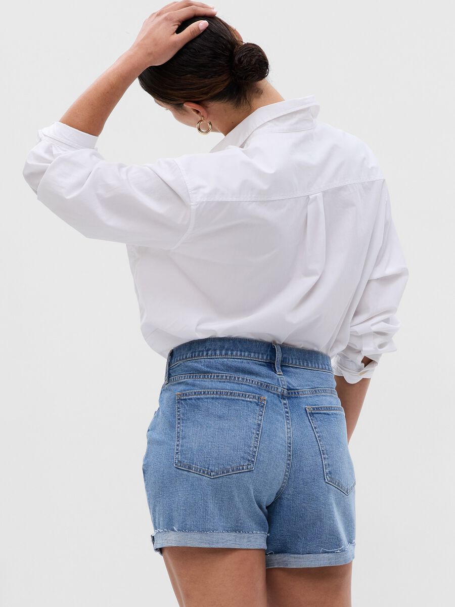 Girlfriend shorts in denim with raw hem_3