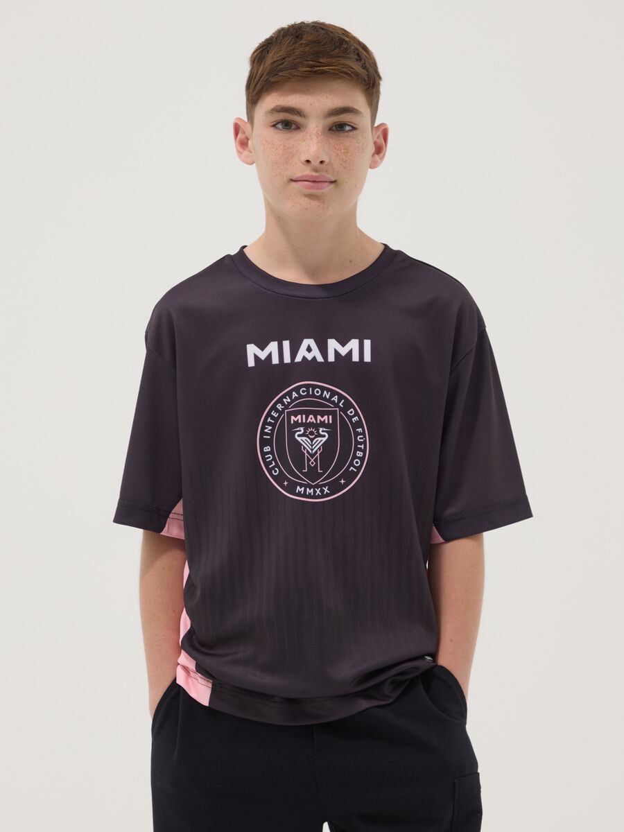 T-shirt nera a maniche corte regular fit_0