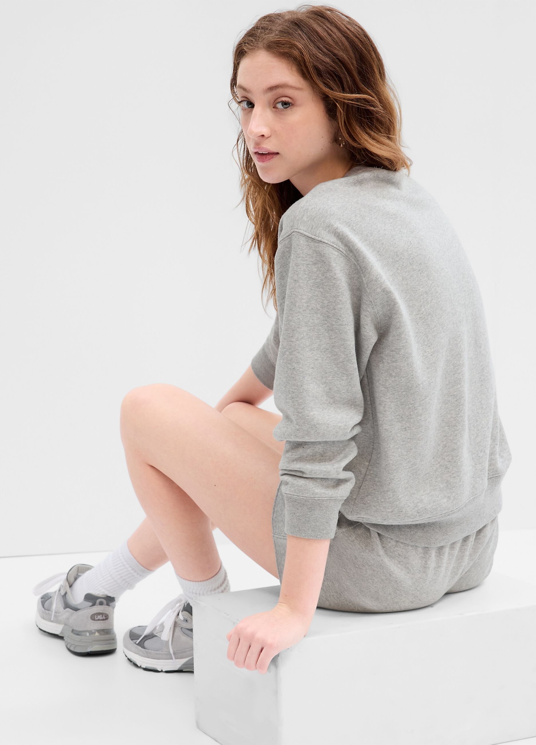 Sweatshirt with round neck and logo embroidery