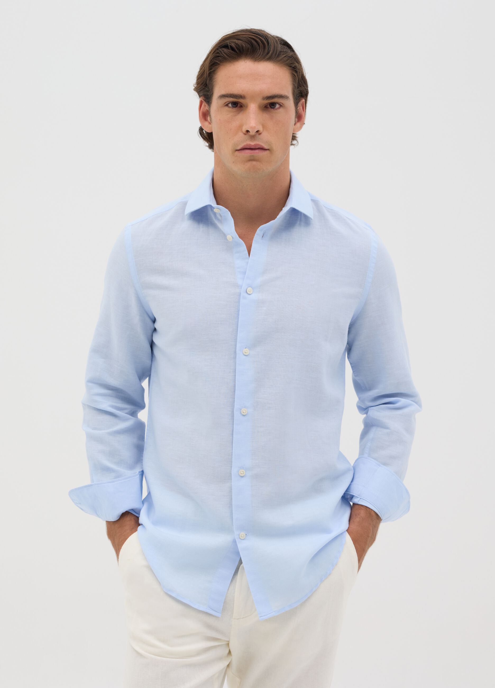 Men’s light blue slim-fit shirt in linen blend with cutaway collar