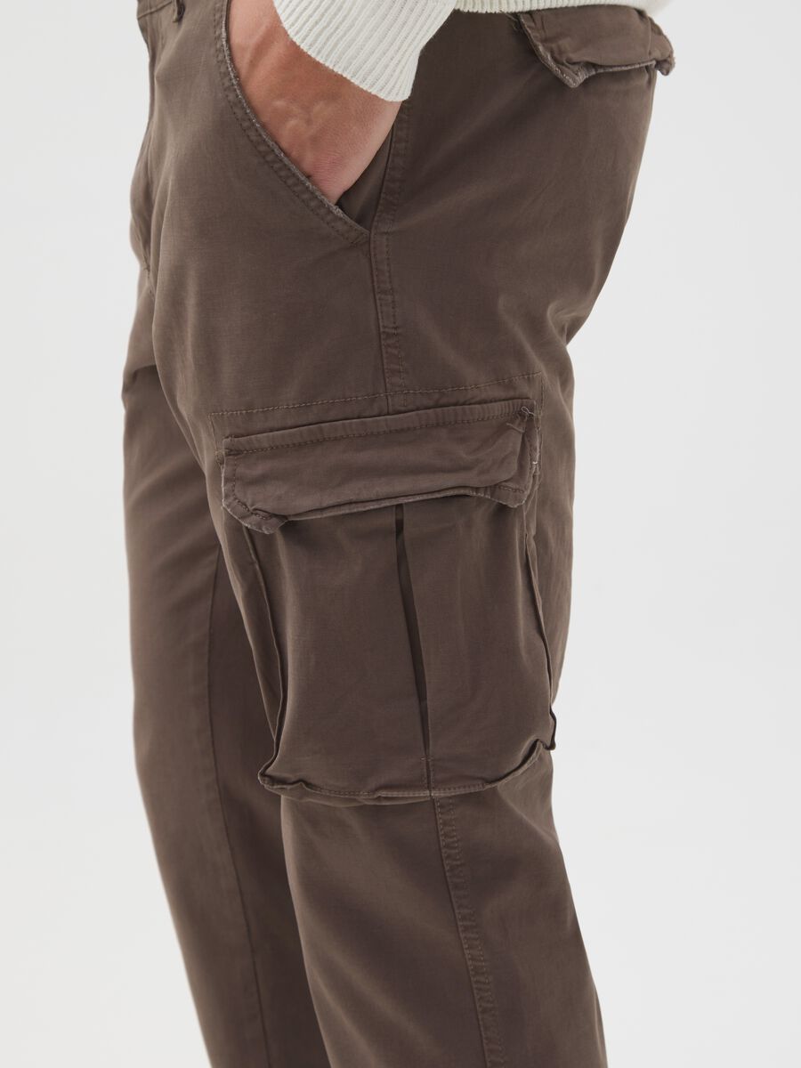 Pantaloni cargo marroni in cotone elasticizzato slim fit_4