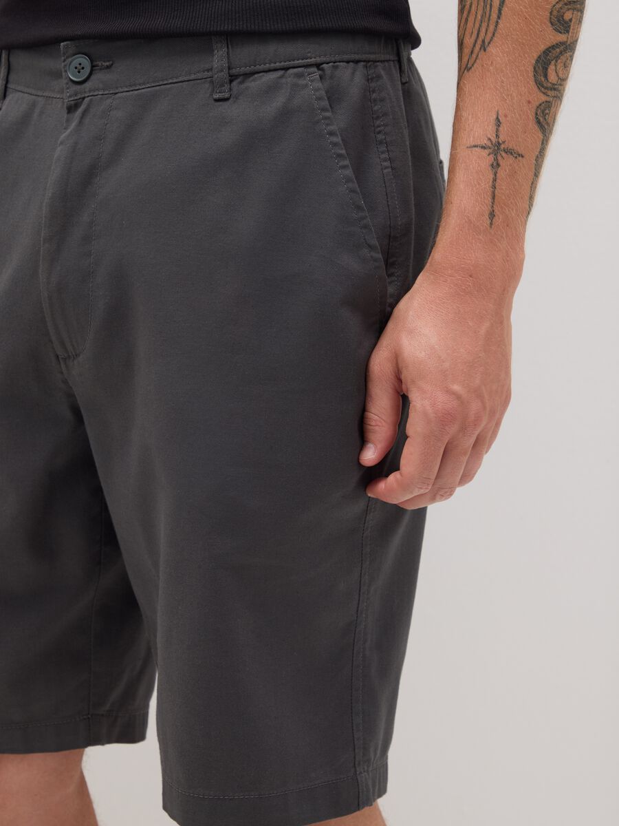 Men’s black cotton-blend relaxed fit shorts_2