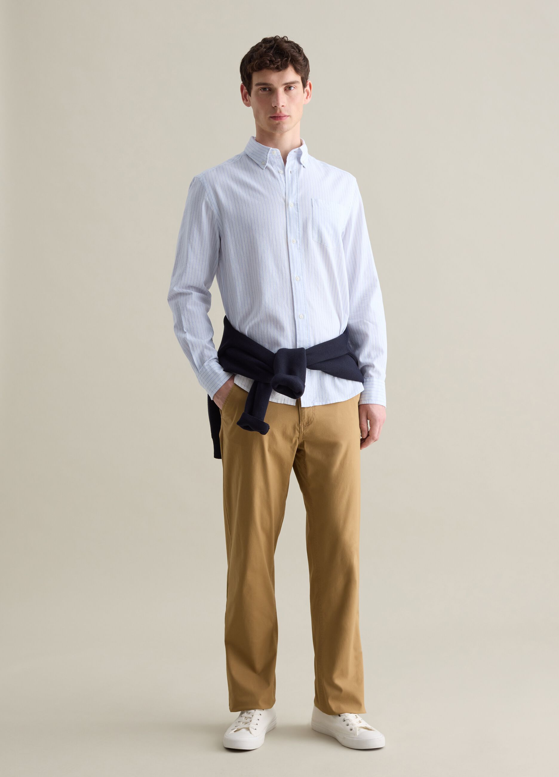 Beige chino trousers in stretch cotton with pockets