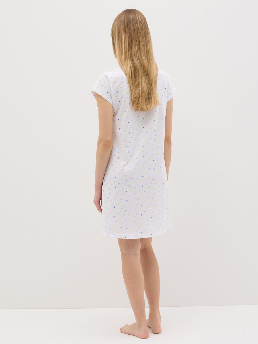 White cotton nightshirt with polka dot pattern_2