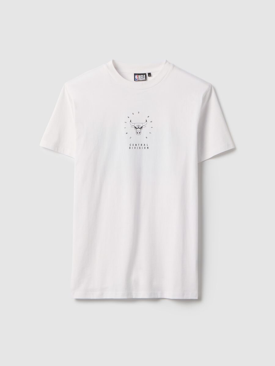 White pure cotton regular fit T-shirt with Chicago Bulls logo_4