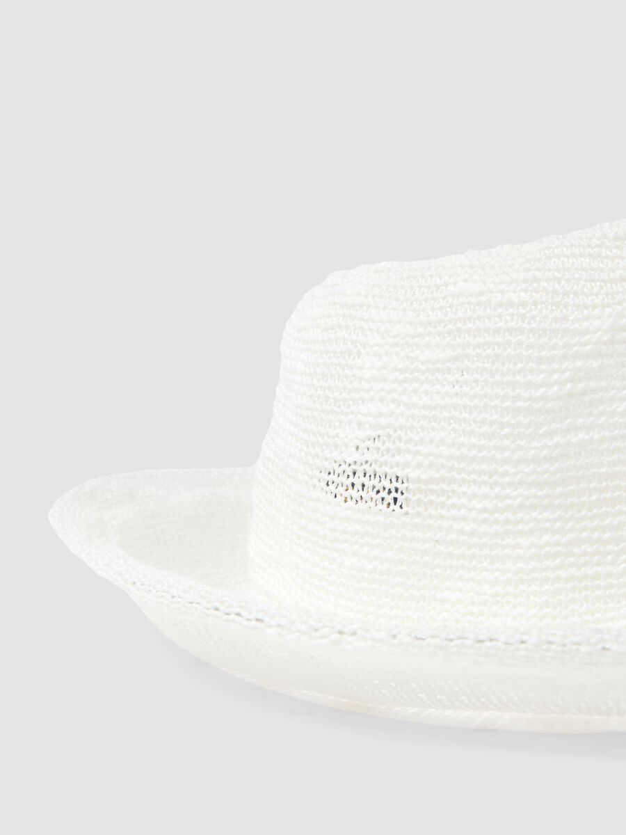 Cappello bucket bianco traforato in maglia a tesa corta_2